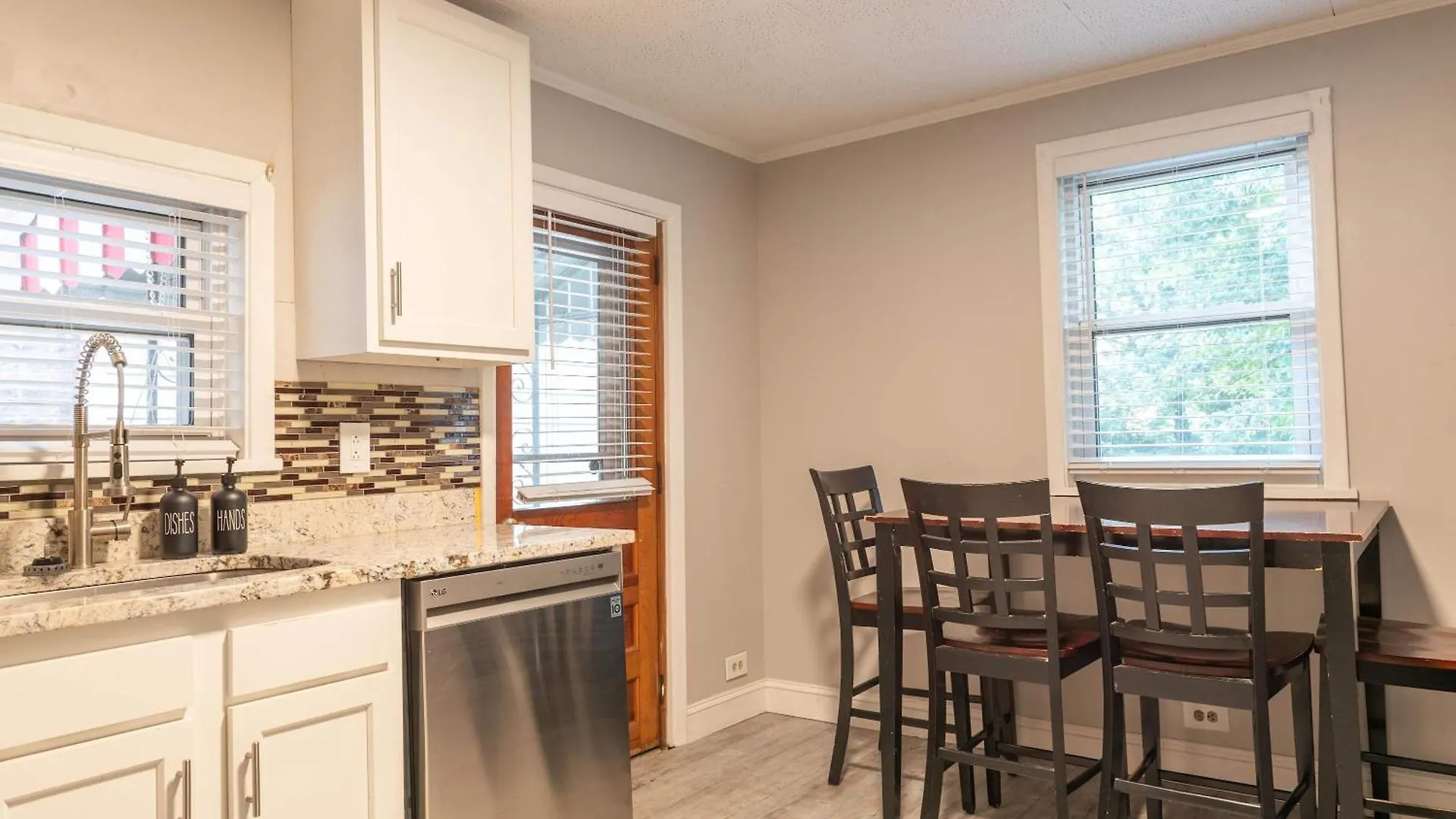 Beautiful 3-Bed Home W Parking Near Agh Pittsburgh Apartment